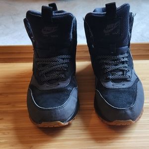 Nike Sneaker boot, Size 7, Black